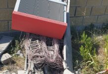 A quattro settimane dall'incidente che ha danneggiato la colonnina di via Stradone del Sandalo, i residenti in zona Sacida, nel comune di Anzio, denunciano il mancato intervento che li lascia da un mese senza telefono e internet 