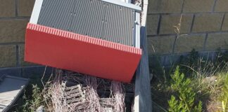 A quattro settimane dall'incidente che ha danneggiato la colonnina di via Stradone del Sandalo, i residenti in zona Sacida, nel comune di Anzio, denunciano il mancato intervento che li lascia da un mese senza telefono e internet 