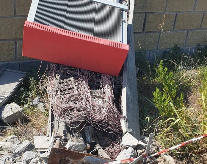 A quattro settimane dall'incidente che ha danneggiato la colonnina di via Stradone del Sandalo, i residenti in zona Sacida, nel comune di Anzio, denunciano il mancato intervento che li lascia da un mese senza telefono e internet 