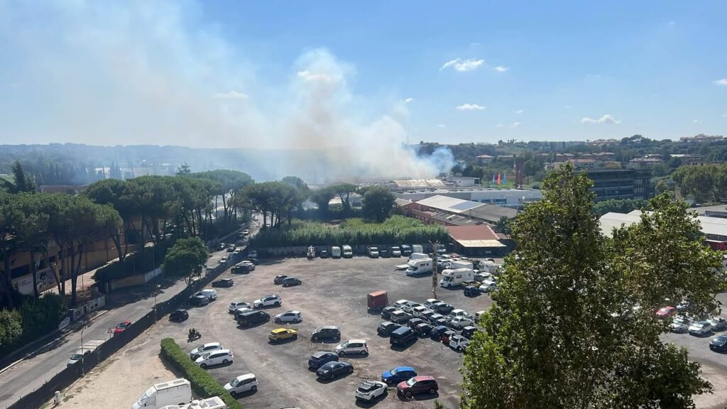 Incendio al viadotto della Magliana: chiuso il ponte, 5 linee bus deviate (VIDEO) 1