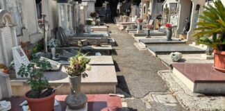 Mentre il sindaco Cecchi presentava in video i lavori al Cimitero monumentale di Marino, ignoti danneggiavano alcune tombe, tra cui quella dei familiari di una consigliera comunale