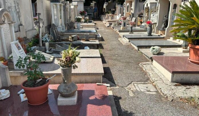 Mentre il sindaco Cecchi presentava in video i lavori al Cimitero monumentale di Marino, ignoti danneggiavano alcune tombe, tra cui quella dei familiari di una consigliera comunale