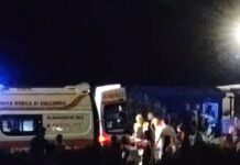 Drammatico bilancio nel cuore del litorale: la vittima sbalzata a metri di distanza dall'impatto. Strada chiusa per i rilievi delle forze dell'ordine.