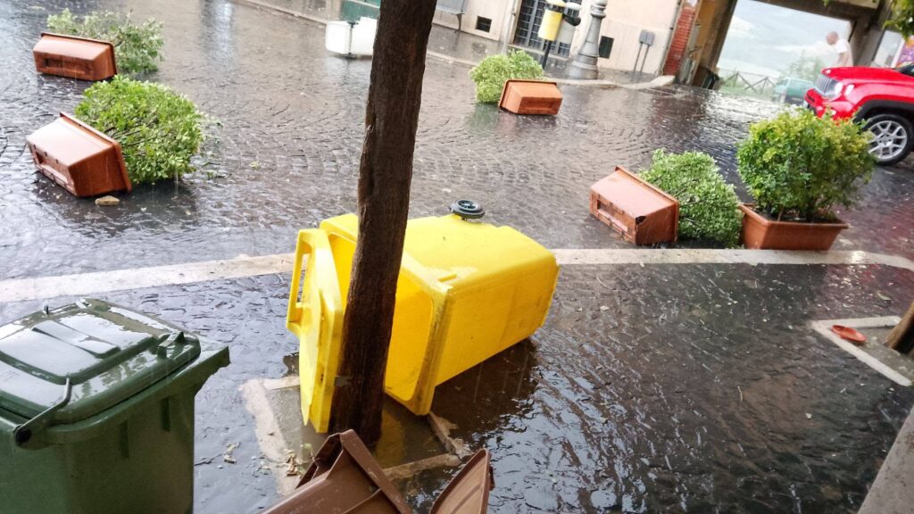 Poca pioggia ma vento furioso su Roma e Tivoli: alberi caduti, strade bloccate e paura sulla A24  1