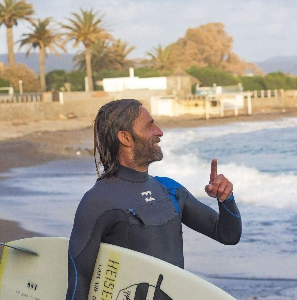 Santa Marinella in lutto per Alessio Fantozzi: chi era il pioniere del surf che aiutava i bimbi del Bambino Gesù 1 Santa Marinella in lutto per Alessio Fantozzi: chi era il pioniere del surf che aiutava i bimbi del Bambino Gesù 1