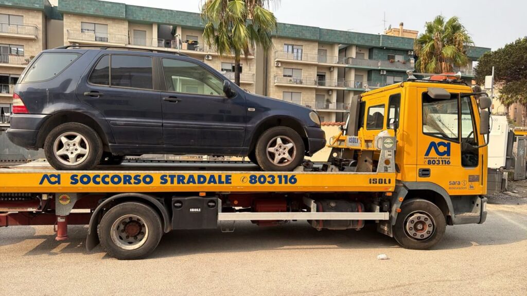 Auto abbandonate ad Anzio, oltre 20 rimosse in un solo intervento 1 Polizia di Stato e Polizia Locale hanno eliminato dal quartiere Europa decine di auto abbandonate, restituendo decoro a un'area monitorata da mesi: nuovi controlli previsti già a settembre
