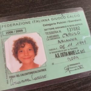 La calciatrice Arianna Caruso, che ha da bambina ha vestito la maglia dell'Ostimare, si trasferisce in Spagna: dopo i successi con Juventus e Bayern Monaco, inizia l'avventura nella Liga