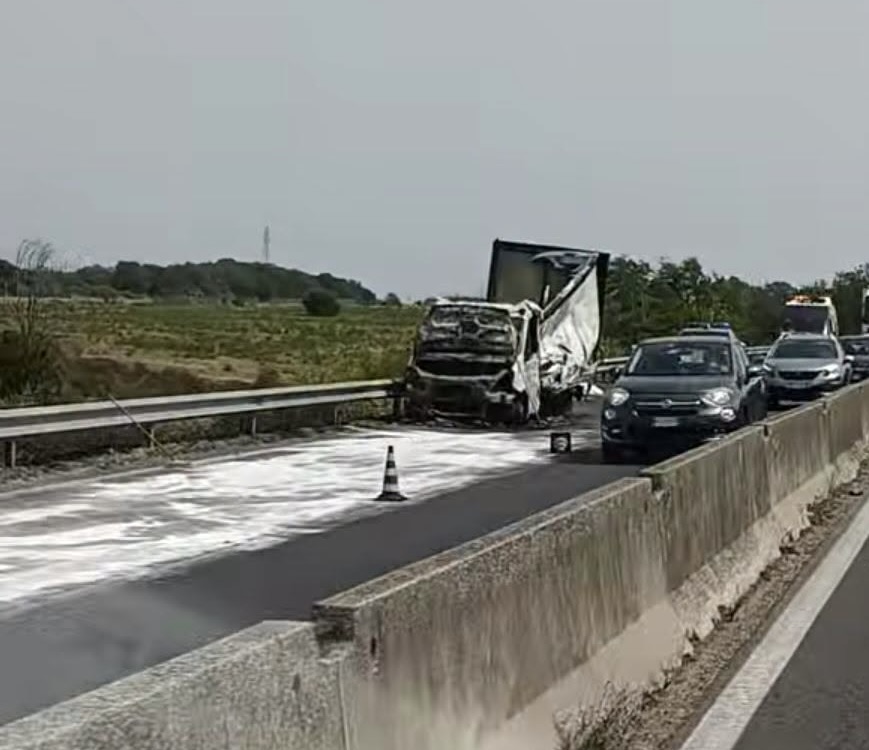 Camion in fiamme sulla Pontina: traffico in tilt e lunghe code verso Roma 3