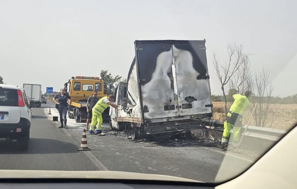 Camion in fiamme sulla Pontina: traffico in tilt e lunghe code verso Roma 2