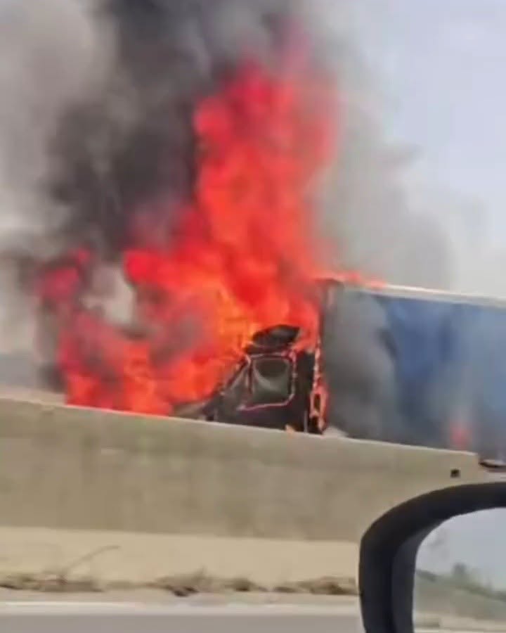 Camion in fiamme sulla Pontina: traffico in tilt e lunghe code verso Roma 1