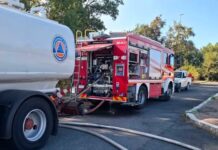 Incendio in zona Muratella: colonna di fumo nero e fiamme in via Velani