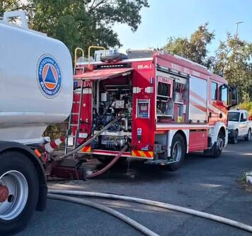 Incendio in zona Muratella: colonna di fumo nero e fiamme in via Velani