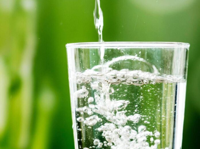 Acqua somministrata in bar e ristoranti, irregolare oltre un locale su due: i controlli dei Nas
