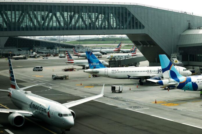 Aereo si scontra con camion a New York: “Due controllori hanno lasciato lavoro in anticipo”