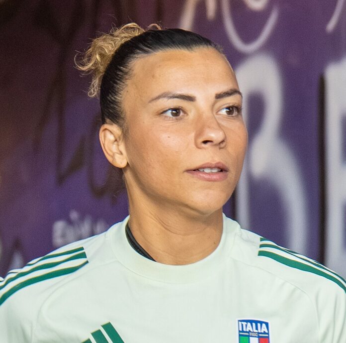 La calciatrice Arianna Caruso, che ha da bambina ha vestito la maglia dell'Ostimare, si trasferisce in Spagna: dopo i successi con Juventus e Bayern Monaco, inizia l'avventura nella Liga