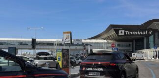 Scena surreale allo scalo romano, dove un viaggiatore dà in escandescenze, si spoglia e resta in mutande al check-in 