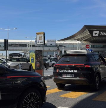 Scena surreale allo scalo romano, dove un viaggiatore dà in escandescenze, si spoglia e resta in mutande al check-in 
