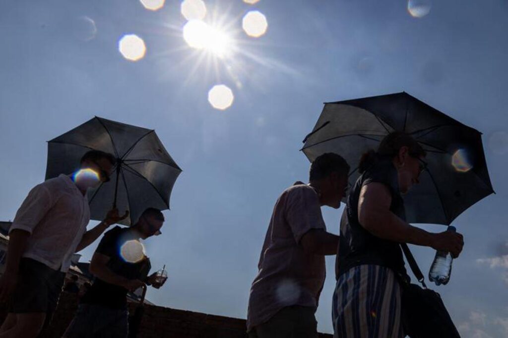 Caldo a Roma, il 28 agosto è bollino rosso: picco di calore e rischi anche per chi è sano 1 Caldo a Roma, il 28 agosto è bollino rosso: picco di calore e rischi anche per chi è sano 1
