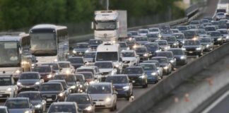 Scontro tra tre auto, traffico rallentato su due corsie, tempi di percorrenza oltre l'ora e percorsi alternativi consigliati con uscita a San Cesareo o Valmontone per un incidente sulla Roma-Napoli