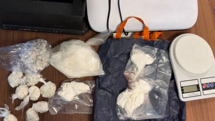 Appartamento trasformato in base di stoccaggio per la droga: a Ostia Polizia sequestra cocaina e crack