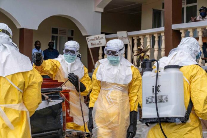 Ebola, il co-scopritore del virus: “Si diffonde a velocità mai vista”
