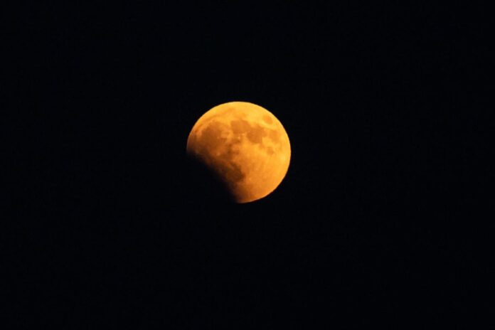 Eclissi lunare del 28 agosto, nessun rischio per gli occhi: ecco quando e dove vederla