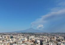 Etna, cenere sull’aeroporto di Catania e nuove limitazioni: 12 arrivi ogni ora fino alle 18