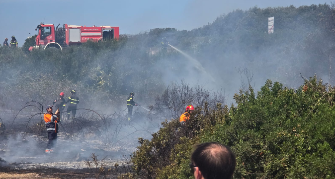 Incendio all'ex Jack's, paura a Ostia: fiamme vicino alla ferrovia e la Metromare va in tilt 2