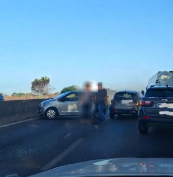 Il traffico sulla Pontina rallenta tra Pratica di Mare e Monte D'Oro per un incidente con più vetture coinvolte, con code verso Roma
