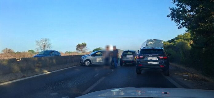 Il traffico sulla Pontina rallenta tra Pratica di Mare e Monte D'Oro per un incidente con più vetture coinvolte, con code verso Roma
