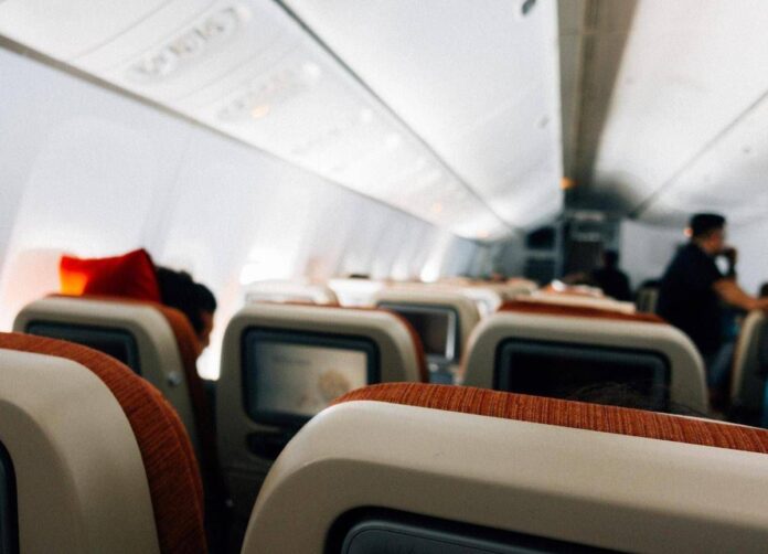 Il comandante si sente male e aereo deve atterrare d’emergenza: “Non riesce a pilotare”