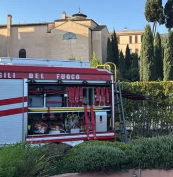 Incendio in una struttura alberghiera a Roma: Vigili del Fuoco mettono in sicurezza l'area