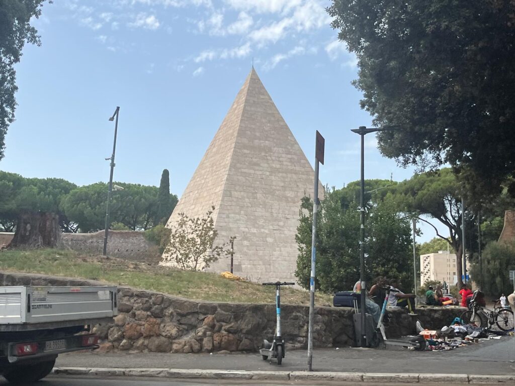 Riapre a Roma la Piramide Cestia: nuova luce e due mesi di visite gratis 1