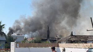 Spaventoso incendio a Maccarese, va a fuoco la Rambla. Paura per gli stabilimenti balneari adiacenti (VIDEO) 1