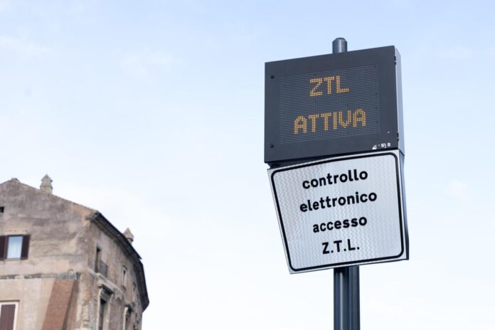 Roma, caos parcheggi quando giocano Roma e Lazio: il Campidoglio lancia ipotesi Ztl per Olimpico