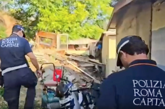 Blitz nei campi rom trasformati in discariche: agenti aggrediti nella maxi retata con 9 arresti (VIDEO) 1 Blitz nei campi rom trasformati in discariche: agenti aggrediti nella maxi retata con 9 arresti (VIDEO) 1