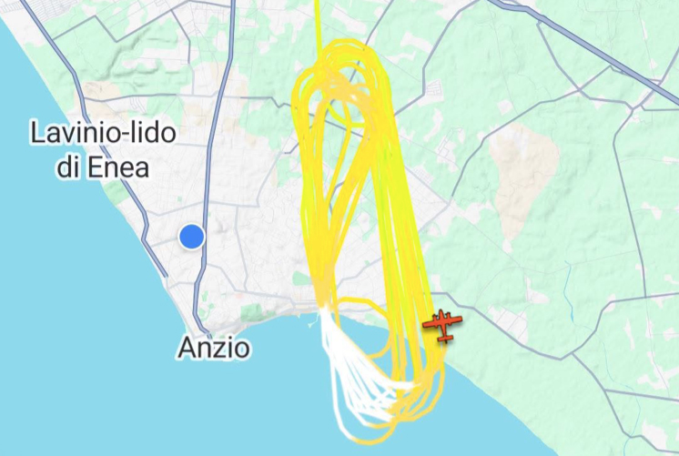 Vasto rogo di vegetazione minaccia le case tra Anzio e Nettuno: soccorsi aerei con getti continui dai canadair 1