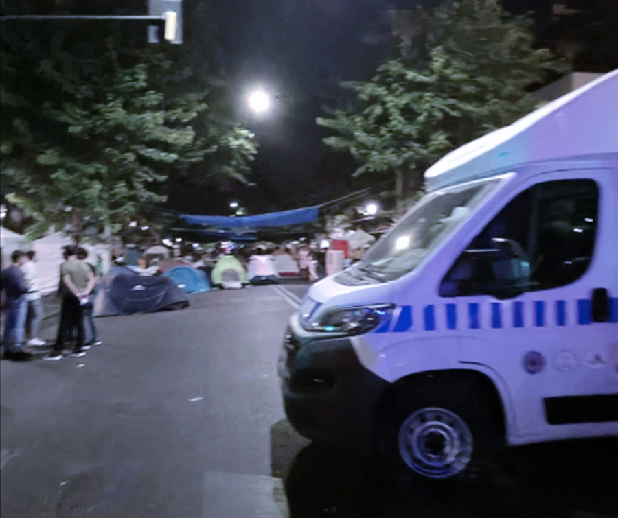 Un'altra notte in strada davanti allo Spin Time per 150 famiglie: spunta la raccolta fondi "per restare" (FOTO) 1
