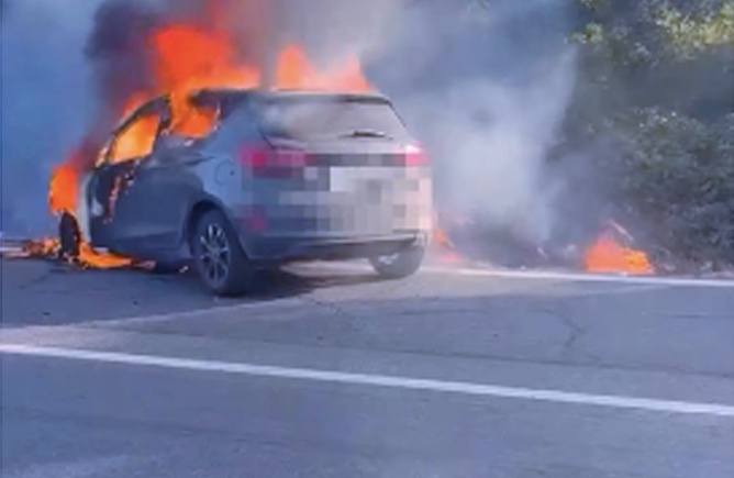 Fiamme paralizzano la Pontina: 10 km di code per il rogo esploso da un'auto a ridosso della vegetazione (FOTO) 1