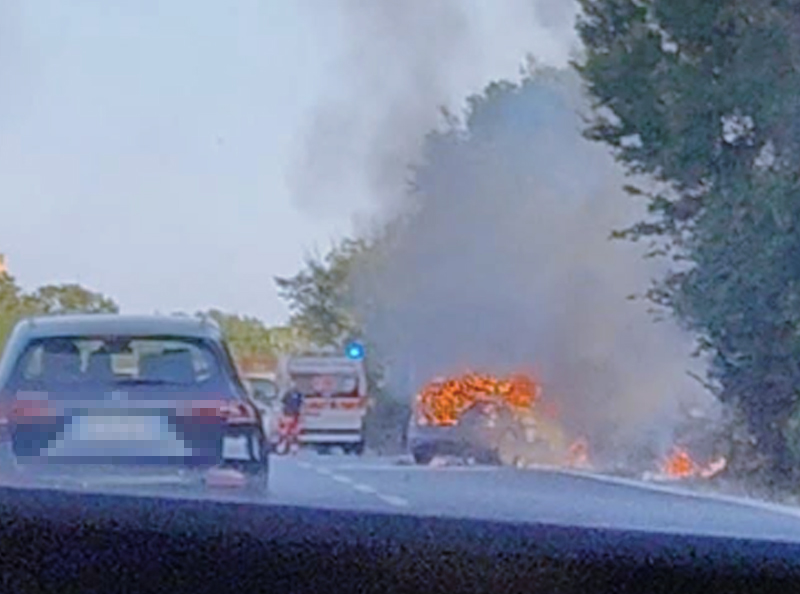 Fiamme paralizzano la Pontina: 10 km di code per il rogo esploso da un'auto a ridosso della vegetazione (FOTO) 2