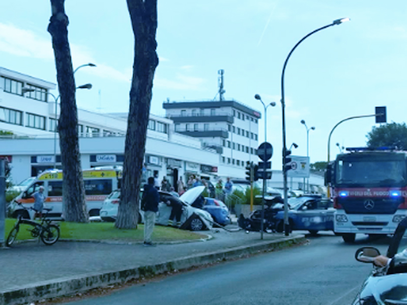 Grave scontro tra due auto all'Axa: vigili del fuoco in azione per estrarre i feriti, coinvolta pattuglia della Polizia (FOTO) 1 Grave scontro tra due auto all'Axa: vigili del fuoco in azione per estrarre i feriti, coinvolta pattuglia della Polizia (FOTO) 1