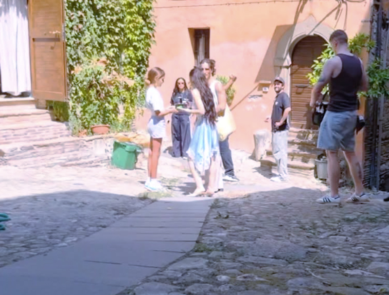 Capena come Hollywood: nel cuore del borgo il set dell'ultimo video della popstar USA Dove Cameron (FOTO) 2