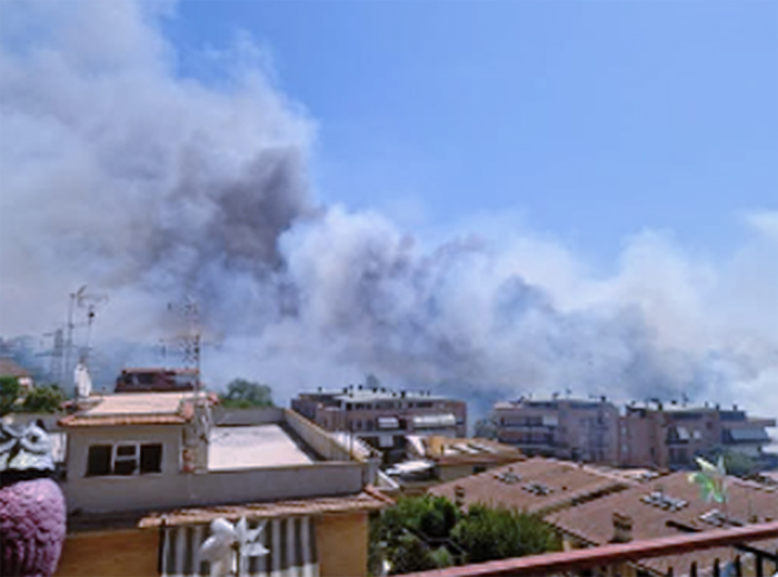 Maxi rogo a Massimina, cenere sulle case e aria irrespirabile: quartiere ricoperto da densa coltre nera (FOTO e VIDEO) 1