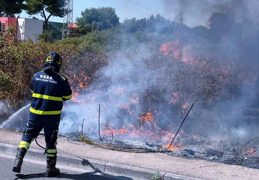 Incendio a Tivoli Terme: paura a Ferragosto per fiamme alte e fumo a ridosso delle abitazioni (FOTO) 1