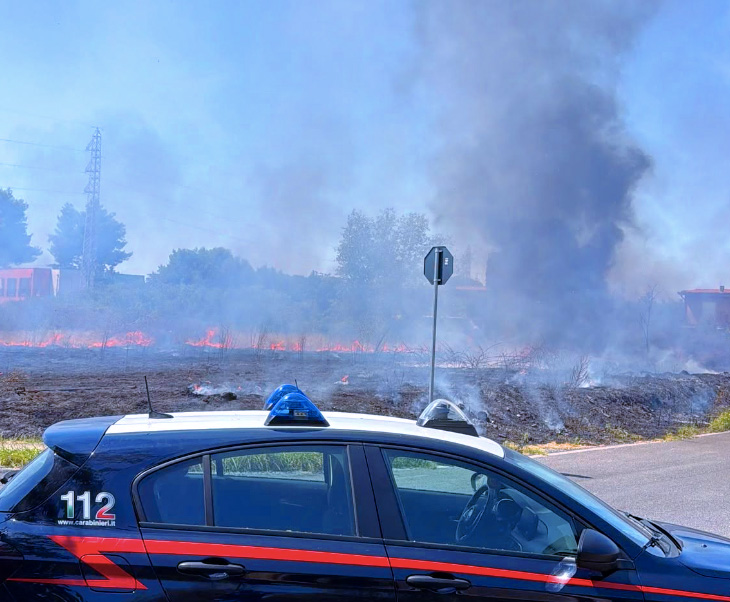 Incendio a Tivoli Terme: paura a Ferragosto per fiamme alte e fumo a ridosso delle abitazioni (FOTO) 2