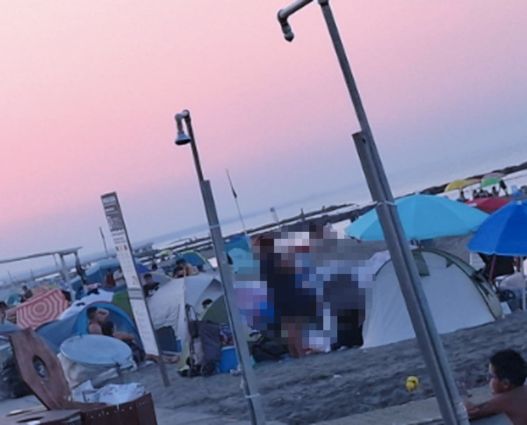 Notte di Ferragosto tra falò e accampamenti sulle spiagge libere di Ostia (FOTO) 2