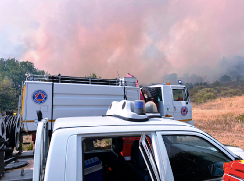 Incendio divora i boschi dei Castelli Romani: vigili in azione da ore sul rogo a un passo dalle case evacuate (FOTO) 1 Incendio divora i boschi dei Castelli Romani: vigili in azione da ore sul rogo a un passo dalle case evacuate (FOTO) 1