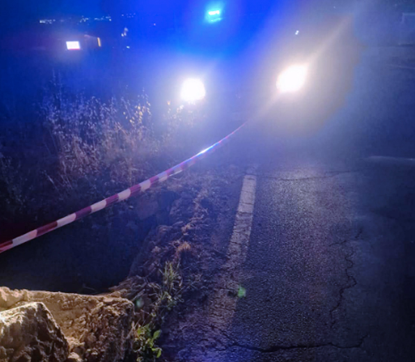 Camion sfonda le protezioni di un ponte ferroviario ai Castelli: tragedia sfiorata, scatta l'ordinanza (FOTO) 1