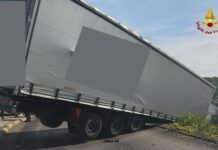 Scontro fra tir a Bari, camion sospeso nel vuoto: vivi per miracolo i due conducenti