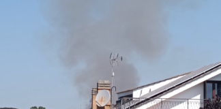 Due squadre dei Vigili del Fuoco e la Polizia Locale impegnate per un incendio a Casal Palocco. Allarme anche sulla via Ardeatina per un secondo rogo